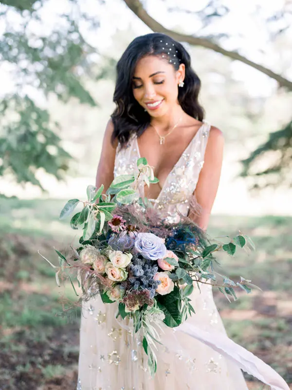 Mariée souriante avec un bouquet champêtre au Château Gassies