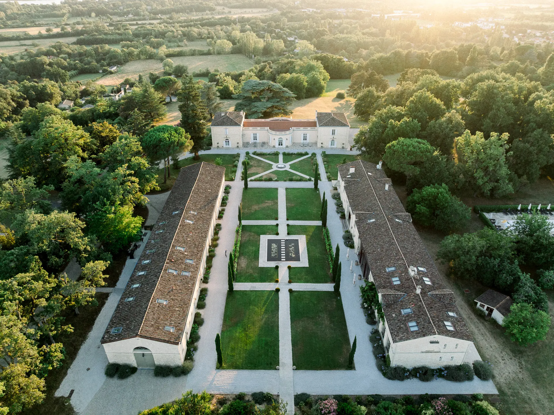 Vue aérienne du Château Gassies et de ses jardins à Latresne, près de Bordeaux