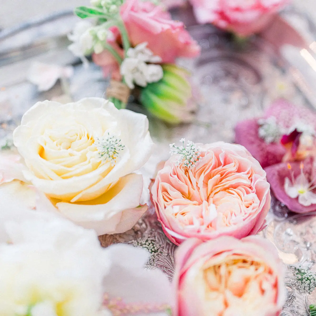 Roses pastel en gros plan, composition florale de mariage au Château Soutard