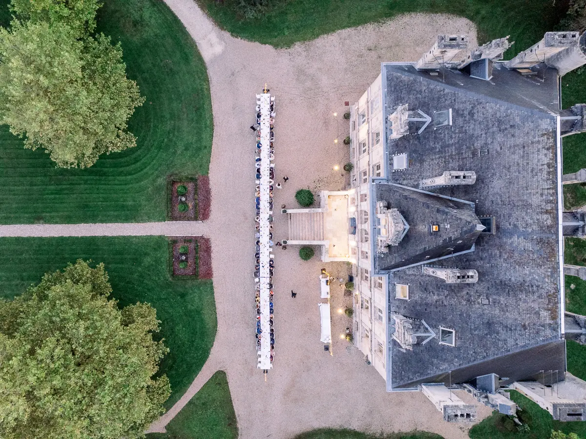 Vue aérienne zénithale du Château de la Valouze et de la longue table de réception, en Dordogne