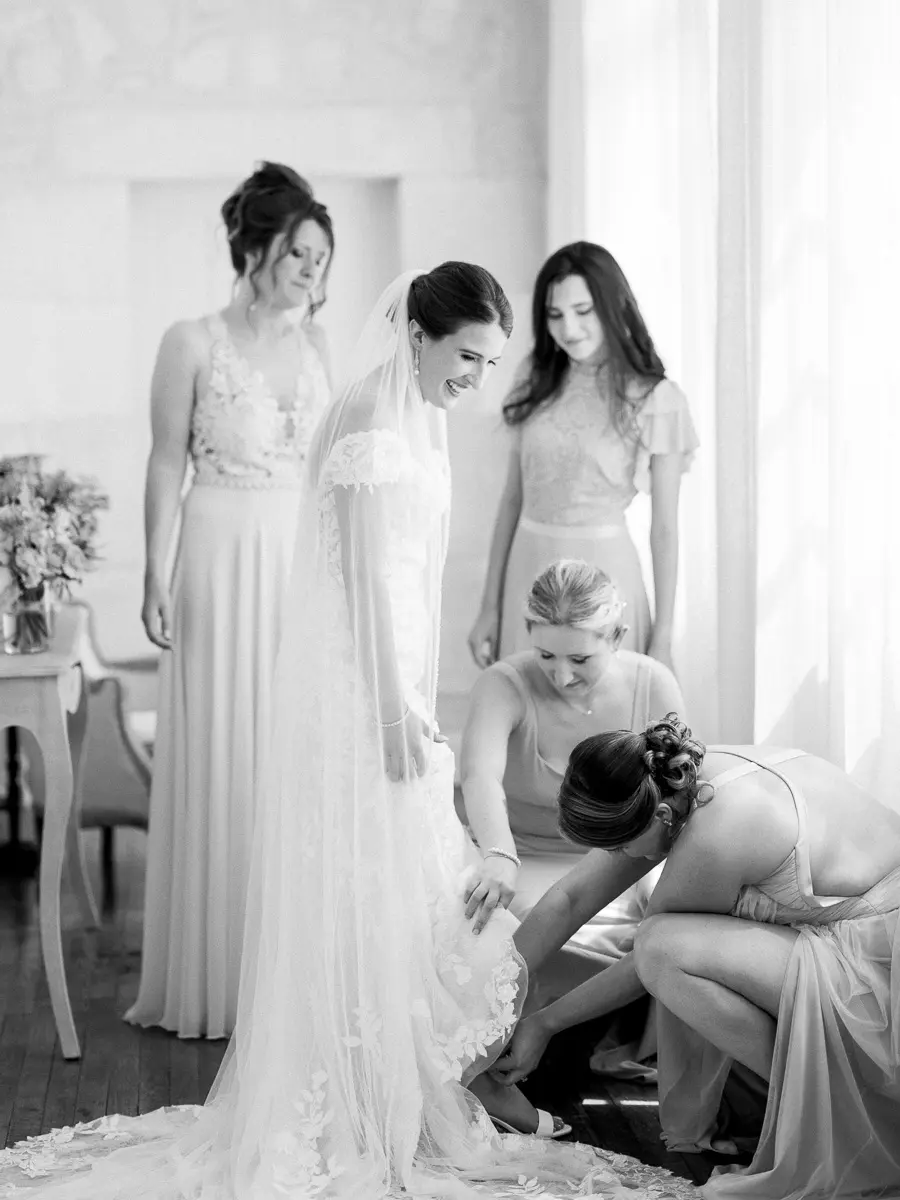 Demoiselles d'honneur aidant la mariée à se préparer, en noir et blanc