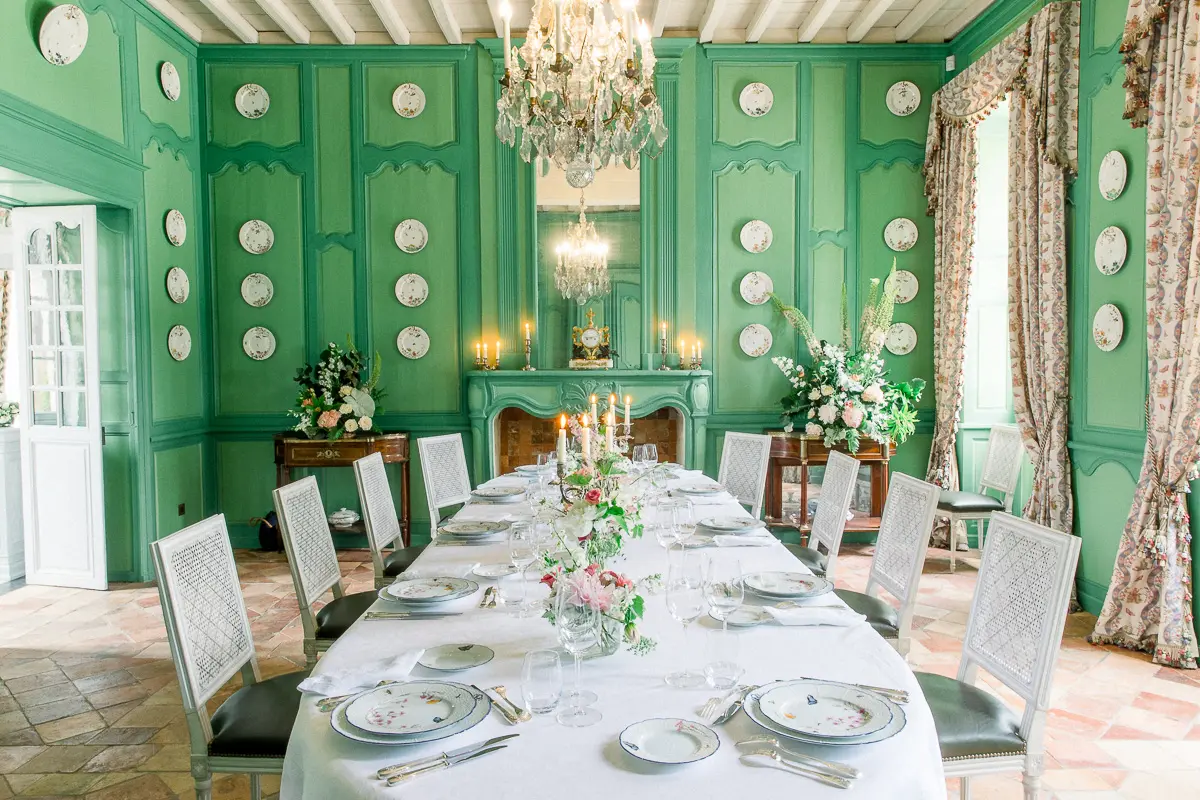 Longue table de réception dans le salon aux boiseries vertes du Château Soutard