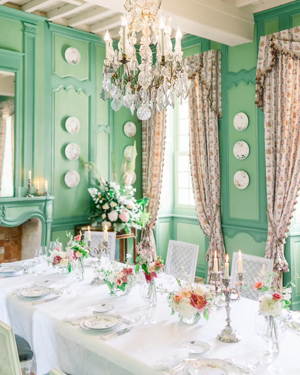 Table de mariage sous un lustre dans le salon vert du Château Soutard