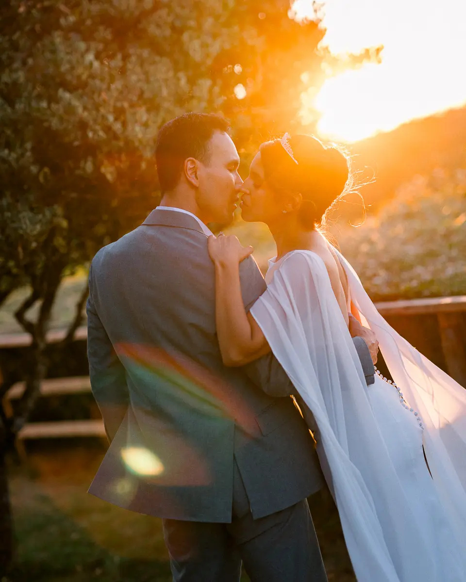 Mariés qui s'embrassent au coucher du soleil lors d'un mariage à Bordeaux