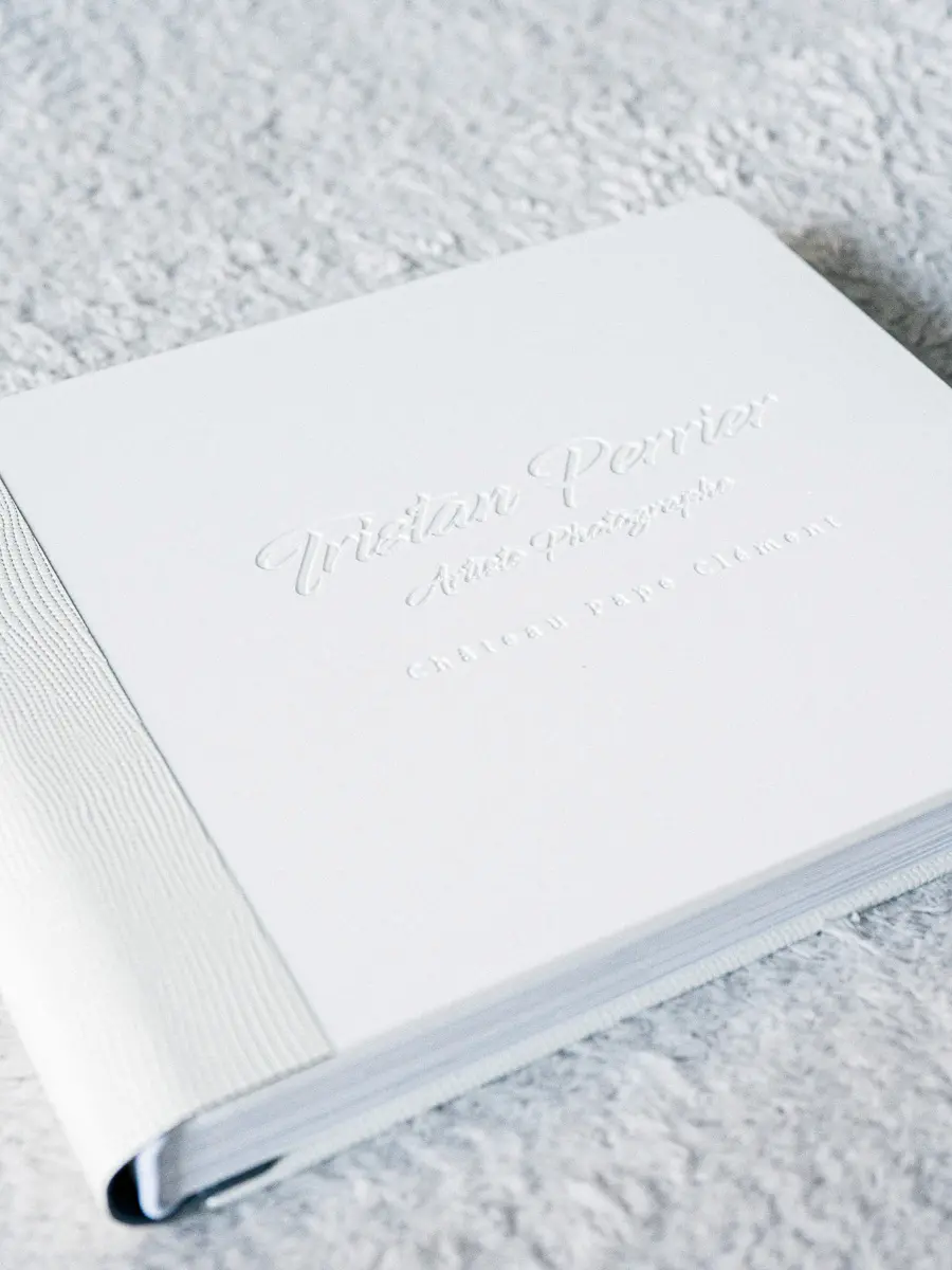 Album de mariage de luxe blanc avec couverture fine art gravée