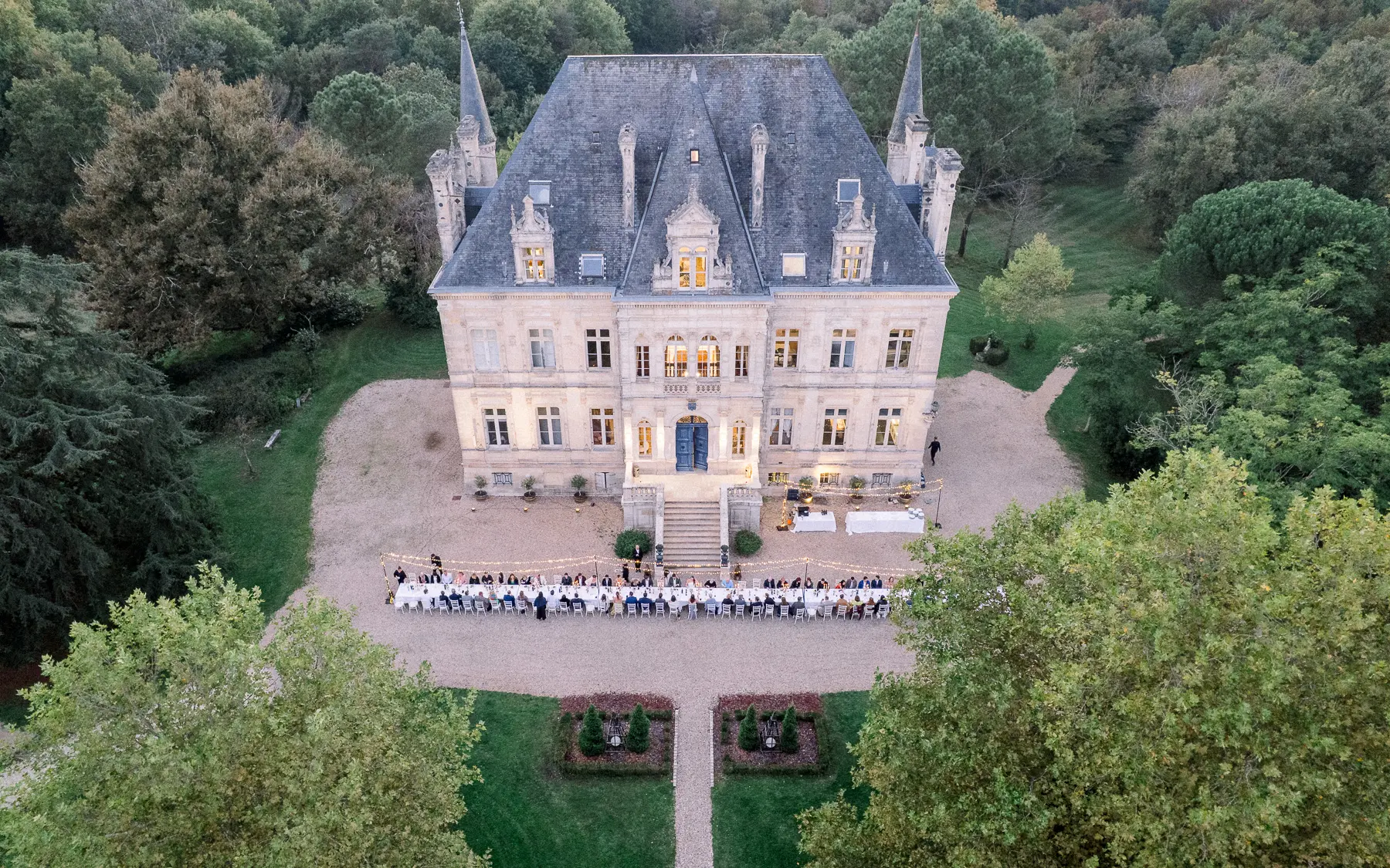 Vue aérienne du Château de la Valouze et de la réception de mariage dressée sur la pelouse