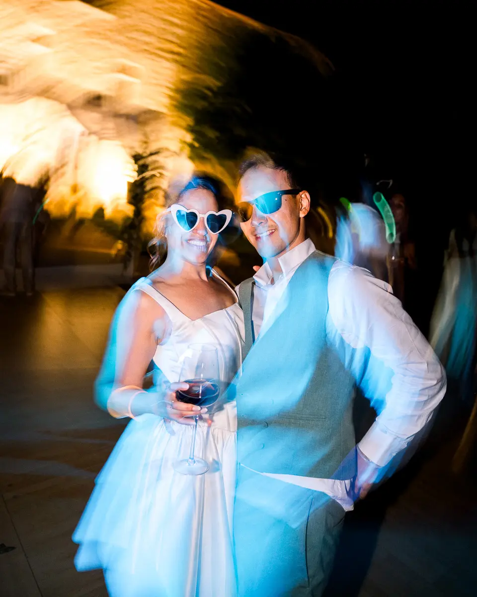 Mariés en lunettes cœur dansant pendant la soirée de leur mariage à Bordeaux